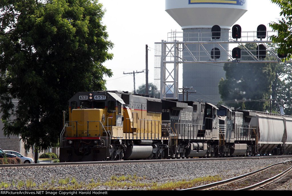 NS 6531 leads train 194 past the signals at Aycock